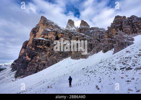 Randonneur sous Tofana de Rozes, Parco Naturale delle Dolomiti d'Ampezzo près de Cortina d'Ampezzo, Tyrol du Sud, Italie Banque D'Images