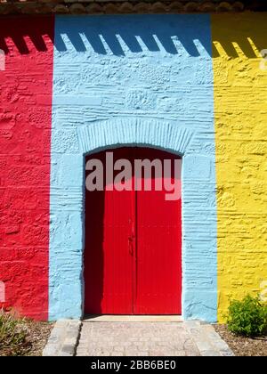 Porte rouge dans un mur coloré Banque D'Images