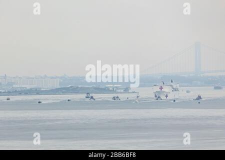 USNS Comfort NYC - la nature mère a ajouté à l'humeur sombre que le navire de l'hôpital naval américain Ship Comfort arrive à Manhattan dans la ville de New York. Banque D'Images