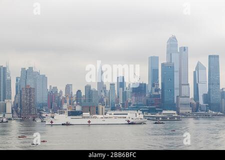 USNS Comfort NYC - la nature mère a ajouté à l'humeur sombre que le navire de l'hôpital naval américain Ship Comfort arrive à Manhattan dans la ville de New York. Banque D'Images