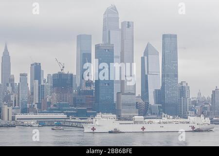 USNS Comfort NYC - la nature mère a ajouté à l'humeur sombre que le navire de l'hôpital naval américain arrive à Manhattan dans la ville de New York. Vu ici le navire de la Marine Banque D'Images