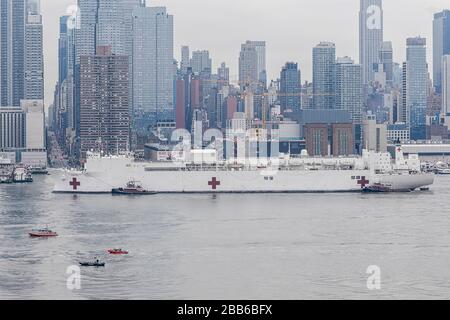 USNS Comfort NYC - la nature mère a ajouté à l'humeur sombre que le bateau US Naval Hospital Ship Comfort arrive à Manhattan, New York City. Vu ici TH Banque D'Images