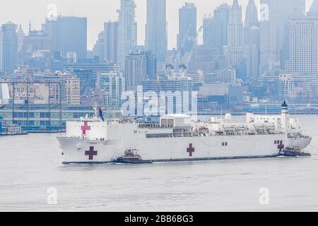 USNS Comfort NYC - la nature mère a ajouté à l'humeur sombre que le navire de l'hôpital naval américain Ship Comfort arrive à Manhattan dans la ville de New York. Banque D'Images