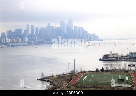 USNS Comfort NYC - la nature mère a ajouté à l'humeur sombre que le navire de l'hôpital naval américain Ship Comfort arrive à Manhattan dans la ville de New York. Banque D'Images