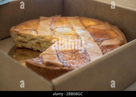 Pastiera Neapolitain gâteau typique de pâques avec ricotta et beurre Banque D'Images