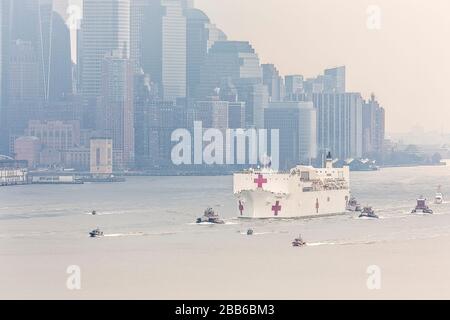 USNS Comfort NYC - la nature mère a ajouté à l'humeur sombre que le navire de l'hôpital naval américain Ship Comfort arrive à Manhattan dans la ville de New York. Banque D'Images