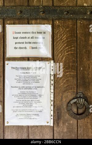 Un avis annonçant l'annulation des services pendant l'éclosion de coronavirus à la porte de l'église St Michael à Discoed, Powys, Pays de Galles, Royaume-Uni Banque D'Images