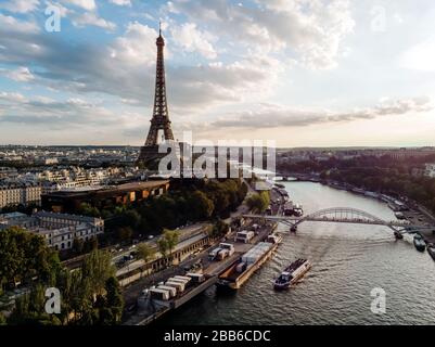 Belle vue aérienne de Paris sur la Seine avec bateaux à voile et la Tour Eiffel au coucher du soleil Banque D'Images