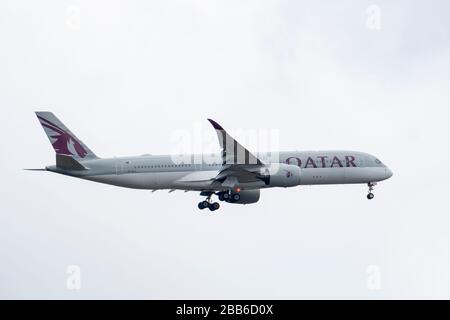 Vols Qatar A7-ALJ Airbus A350-941, à l'approche de l'aéroport d'Edimbourg. Banque D'Images