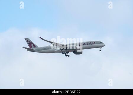 Vols Qatar A7-ALJ Airbus A350-941, à l'approche de l'aéroport d'Edimbourg. Banque D'Images