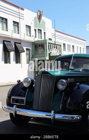Voiture Art déco vintage classique. années 1930 . Devant un élégant bâtiment Art déco. Hôtel Masonic , Napier, Nouvelle-Zélande. Architecture art déco. Pas de gens. Banque D'Images