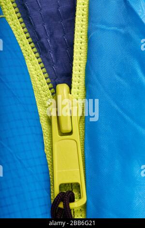 Fermeture éclair à moitié ouverte Banque D'Images