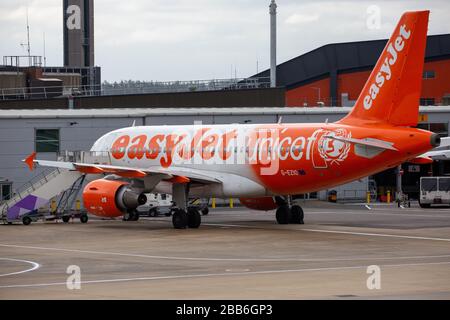 La photo du 30 mars 2020 montre des avions EasyJet mis à la terre à l'aéroport de Luton lundi matin après que la compagnie a mis à la terre la flotte d'avions en raison de l'éclosion de Coronavirus. Des rangées d'avions EasyJet ont été vues aujourd'hui alignées à l'aéroport de Luton (LUN) après que l'entreprise ait mis à la terre toute sa flotte d'avions en raison de la pandémie de coronavirus. Les 344 avions de la compagnie aérienne resteront à présent à la terre et la compagnie a travaillé avec Union Unite pour convenir de deux mois d'arrangements en congé de fourrure pour l'équipage de cabine, ce qui signifie qu'ils seront payés 80 % de leur salaire. Banque D'Images