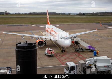 La photo du 30 mars 2020 montre des avions EasyJet mis à la terre à l'aéroport de Luton lundi matin après que la compagnie a mis à la terre la flotte d'avions en raison de l'éclosion de Coronavirus. Des rangées d'avions EasyJet ont été vues aujourd'hui alignées à l'aéroport de Luton (LUN) après que l'entreprise ait mis à la terre toute sa flotte d'avions en raison de la pandémie de coronavirus. Les 344 avions de la compagnie aérienne resteront à présent à la terre et la compagnie a travaillé avec Union Unite pour convenir de deux mois d'arrangements en congé de fourrure pour l'équipage de cabine, ce qui signifie qu'ils seront payés 80 % de leur salaire. Banque D'Images