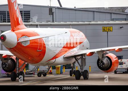 La photo du 30 mars 2020 montre des avions EasyJet mis à la terre à l'aéroport de Luton lundi matin après que la compagnie a mis à la terre la flotte d'avions en raison de l'éclosion de Coronavirus. Des rangées d'avions EasyJet ont été vues aujourd'hui alignées à l'aéroport de Luton (LUN) après que l'entreprise ait mis à la terre toute sa flotte d'avions en raison de la pandémie de coronavirus. Les 344 avions de la compagnie aérienne resteront à présent à la terre et la compagnie a travaillé avec Union Unite pour convenir de deux mois d'arrangements en congé de fourrure pour l'équipage de cabine, ce qui signifie qu'ils seront payés 80 % de leur salaire. Banque D'Images