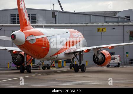 La photo du 30 mars 2020 montre des avions EasyJet mis à la terre à l'aéroport de Luton lundi matin après que la compagnie a mis à la terre la flotte d'avions en raison de l'éclosion de Coronavirus. Des rangées d'avions EasyJet ont été vues aujourd'hui alignées à l'aéroport de Luton (LUN) après que l'entreprise ait mis à la terre toute sa flotte d'avions en raison de la pandémie de coronavirus. Les 344 avions de la compagnie aérienne resteront à présent à la terre et la compagnie a travaillé avec Union Unite pour convenir de deux mois d'arrangements en congé de fourrure pour l'équipage de cabine, ce qui signifie qu'ils seront payés 80 % de leur salaire. Banque D'Images