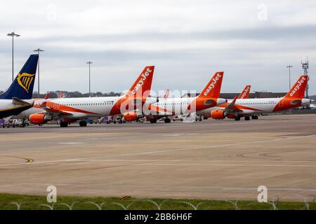 La photo du 30 mars 2020 montre des avions EasyJet mis à la terre à l'aéroport de Luton lundi matin après que la compagnie a mis à la terre la flotte d'avions en raison de l'éclosion de Coronavirus. Des rangées d'avions EasyJet ont été vues aujourd'hui alignées à l'aéroport de Luton (LUN) après que l'entreprise ait mis à la terre toute sa flotte d'avions en raison de la pandémie de coronavirus. Les 344 avions de la compagnie aérienne resteront à présent à la terre et la compagnie a travaillé avec Union Unite pour convenir de deux mois d'arrangements en congé de fourrure pour l'équipage de cabine, ce qui signifie qu'ils seront payés 80 % de leur salaire. Banque D'Images