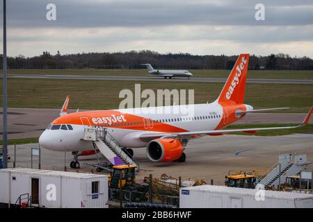 La photo du 30 mars 2020 montre des avions EasyJet mis à la terre à l'aéroport de Luton lundi matin après que la compagnie a mis à la terre la flotte d'avions en raison de l'éclosion de Coronavirus. Des rangées d'avions EasyJet ont été vues aujourd'hui alignées à l'aéroport de Luton (LUN) après que l'entreprise ait mis à la terre toute sa flotte d'avions en raison de la pandémie de coronavirus. Les 344 avions de la compagnie aérienne resteront à présent à la terre et la compagnie a travaillé avec Union Unite pour convenir de deux mois d'arrangements en congé de fourrure pour l'équipage de cabine, ce qui signifie qu'ils seront payés 80 % de leur salaire. Banque D'Images