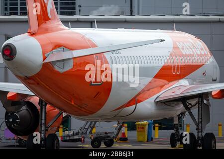 La photo du 30 mars 2020 montre des avions EasyJet mis à la terre à l'aéroport de Luton lundi matin après que la compagnie a mis à la terre la flotte d'avions en raison de l'éclosion de Coronavirus. Des rangées d'avions EasyJet ont été vues aujourd'hui alignées à l'aéroport de Luton (LUN) après que l'entreprise ait mis à la terre toute sa flotte d'avions en raison de la pandémie de coronavirus. Les 344 avions de la compagnie aérienne resteront à présent à la terre et la compagnie a travaillé avec Union Unite pour convenir de deux mois d'arrangements en congé de fourrure pour l'équipage de cabine, ce qui signifie qu'ils seront payés 80 % de leur salaire. Banque D'Images