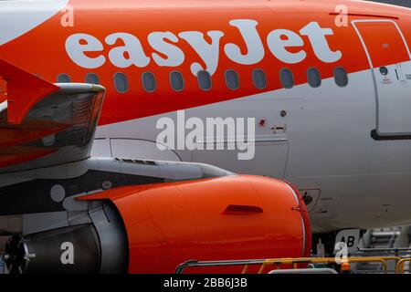 La photo du 30 mars 2020 montre des avions EasyJet mis à la terre à l'aéroport de Luton lundi matin après que la compagnie a mis à la terre la flotte d'avions en raison de l'éclosion de Coronavirus. Des rangées d'avions EasyJet ont été vues aujourd'hui alignées à l'aéroport de Luton (LUN) après que l'entreprise ait mis à la terre toute sa flotte d'avions en raison de la pandémie de coronavirus. Les 344 avions de la compagnie aérienne resteront à présent à la terre et la compagnie a travaillé avec Union Unite pour convenir de deux mois d'arrangements en congé de fourrure pour l'équipage de cabine, ce qui signifie qu'ils seront payés 80 % de leur salaire. Banque D'Images