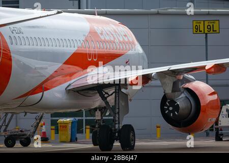 La photo du 30 mars 2020 montre des avions EasyJet mis à la terre à l'aéroport de Luton lundi matin après que la compagnie a mis à la terre la flotte d'avions en raison de l'éclosion de Coronavirus. Des rangées d'avions EasyJet ont été vues aujourd'hui alignées à l'aéroport de Luton (LUN) après que l'entreprise ait mis à la terre toute sa flotte d'avions en raison de la pandémie de coronavirus. Les 344 avions de la compagnie aérienne resteront à présent à la terre et la compagnie a travaillé avec Union Unite pour convenir de deux mois d'arrangements en congé de fourrure pour l'équipage de cabine, ce qui signifie qu'ils seront payés 80 % de leur salaire. Banque D'Images