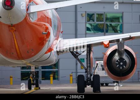 La photo du 30 mars 2020 montre des avions EasyJet mis à la terre à l'aéroport de Luton lundi matin après que la compagnie a mis à la terre la flotte d'avions en raison de l'éclosion de Coronavirus. Des rangées d'avions EasyJet ont été vues aujourd'hui alignées à l'aéroport de Luton (LUN) après que l'entreprise ait mis à la terre toute sa flotte d'avions en raison de la pandémie de coronavirus. Les 344 avions de la compagnie aérienne resteront à présent à la terre et la compagnie a travaillé avec Union Unite pour convenir de deux mois d'arrangements en congé de fourrure pour l'équipage de cabine, ce qui signifie qu'ils seront payés 80 % de leur salaire. Banque D'Images