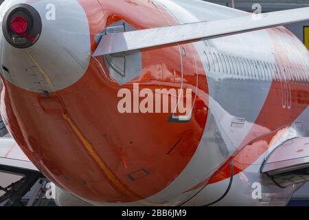 La photo du 30 mars 2020 montre des avions EasyJet mis à la terre à l'aéroport de Luton lundi matin après que la compagnie a mis à la terre la flotte d'avions en raison de l'éclosion de Coronavirus. Des rangées d'avions EasyJet ont été vues aujourd'hui alignées à l'aéroport de Luton (LUN) après que l'entreprise ait mis à la terre toute sa flotte d'avions en raison de la pandémie de coronavirus. Les 344 avions de la compagnie aérienne resteront à présent à la terre et la compagnie a travaillé avec Union Unite pour convenir de deux mois d'arrangements en congé de fourrure pour l'équipage de cabine, ce qui signifie qu'ils seront payés 80 % de leur salaire. Banque D'Images