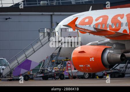 La photo du 30 mars 2020 montre des avions EasyJet mis à la terre à l'aéroport de Luton lundi matin après que la compagnie a mis à la terre la flotte d'avions en raison de l'éclosion de Coronavirus. Des rangées d'avions EasyJet ont été vues aujourd'hui alignées à l'aéroport de Luton (LUN) après que l'entreprise ait mis à la terre toute sa flotte d'avions en raison de la pandémie de coronavirus. Les 344 avions de la compagnie aérienne resteront à présent à la terre et la compagnie a travaillé avec Union Unite pour convenir de deux mois d'arrangements en congé de fourrure pour l'équipage de cabine, ce qui signifie qu'ils seront payés 80 % de leur salaire. Banque D'Images