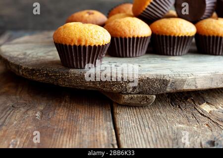 Muffins - délicieuses pâtisseries. Délicieux dessert sur la table - muffins faits maison. Cupcakes marsaux. Muffin simple. Banque D'Images