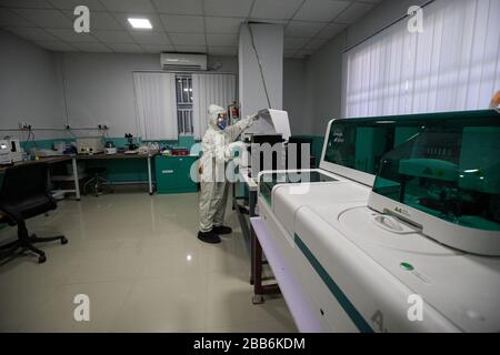 Katmandou, Népal. 29 mars 2020. Les médecins portant des équipements de protection individuelle (EPI) travaillant à l'hôpital le sixième jour de lock-down imposé par le gouvernement à l'hôpital Karuna de Budanilkantha à Katmandou, au Népal, le dimanche 29 mars 2020. Le Népal a signalé le 6ème cas positif du virus corona. (Photo de Prabin Ranabhat/Pacific Press/Sipa USA) crédit: SIPA USA/Alay Live News crédit: SIPA USA/Alay Live News Banque D'Images