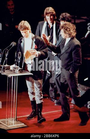 LA QUATRIÈME CÉRÉMONIE ANNUELLE DU ROCK 'N' ROLL HALL OF FAME A EU LIEU AVEC DION , OTIS REDDING , LES PIERRES DE ROULEMENT , LA TENTATION ET STEVIE WONDER COMME INDUTEES À L'HÔTEL WALDORF ASTORIA , NEW YORK CITY 01-18-1989 PHOTO DE MICHAEL BRITO MICK JAGGER ET KEITH RICHARDS Banque D'Images
