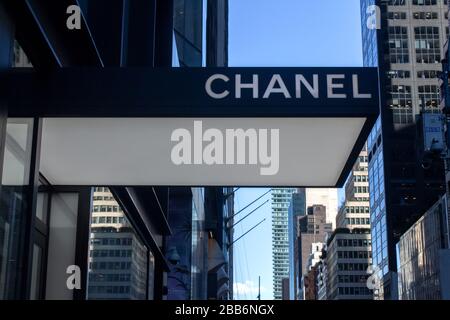 panneau sur l'entrée d'une boutique chanel à manhattan, new york Banque D'Images