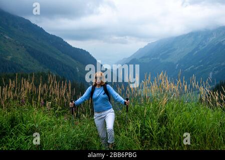 Femme souriante randonnée dans les montagnes, Susten Alpes, Suisse Banque D'Images