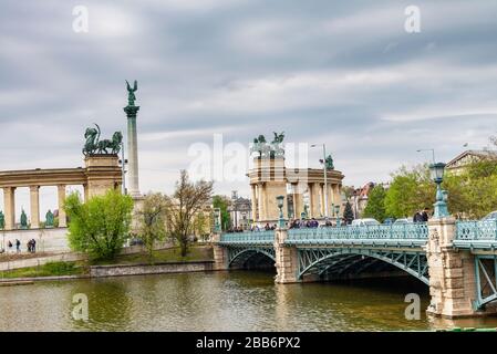 Vue sur la place des Héros à Budapest Banque D'Images