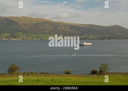 HEBRIDEAN PRINCESS arrivant au point d'ancrage de CARLINGFORD MARINA comme un petit bateau de pêche passe, CARLINGFORD LOUGH, COUNTY DOWN, IRLANDE DU NORD Banque D'Images