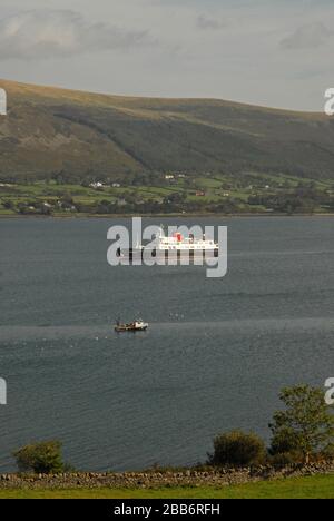 HEBRIDEAN PRINCESS arrivant au point d'ancrage de CARLINGFORD MARINA comme un petit bateau de pêche passe, CARLINGFORD LOUGH, COUNTY DOWN, IRLANDE DU NORD Banque D'Images