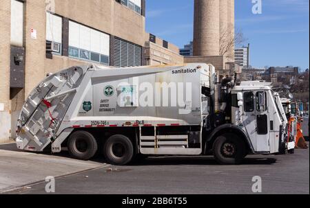 un camion ou un camion appartenant au département d'assainissement de la ville de new york stationné dans un dépôt dans le nord de manhattan Banque D'Images
