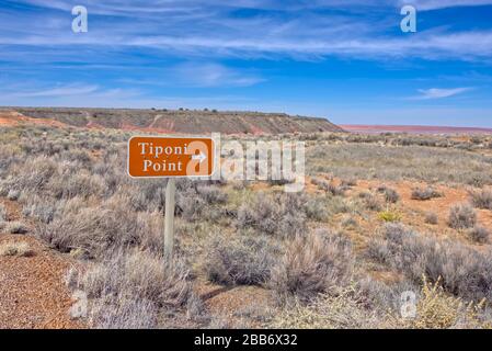 Panneau pointant vers Tiponi point, Petrified Forest National Park, Arizona, États-Unis Banque D'Images