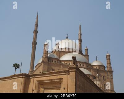Le Caire, Egypte, février 2020 un regard sur la façade avant de la célèbre mosquée muhammad ali au caire Banque D'Images