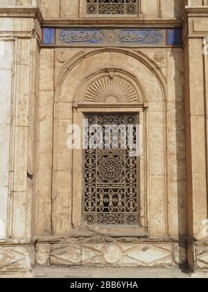 Une fenêtre traditionnelle à la décoration arabe avec des ornements à l'extérieur d'une mosquée au Caire Banque D'Images