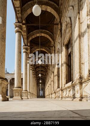 un regard de dessous sur une colnade typique arabe et belle décorée à l'intérieur du patio de la mosquée muhamad ali au caire Banque D'Images