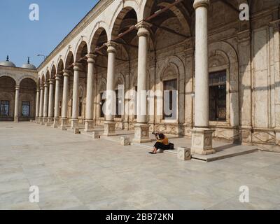 Le Caire, Egypte, 2020, un touriste prenant des photos de la cour intérieure patio de la mosquée muhamad ali au caire Banque D'Images
