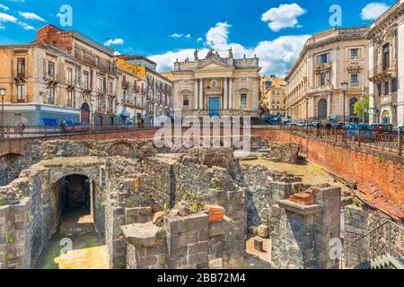 Catane - avril 2019, Sicile, Italie: Les ruines d'un ancien théâtre romain et l'église de San Biagio (Chiesa San Biagio à Sant'Agata alla Fornace) Banque D'Images