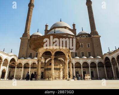 Le Caire, Egypte, février 2020, quelques touristes se promenant autour du patio de la mosquée muhammad ali au caire Banque D'Images