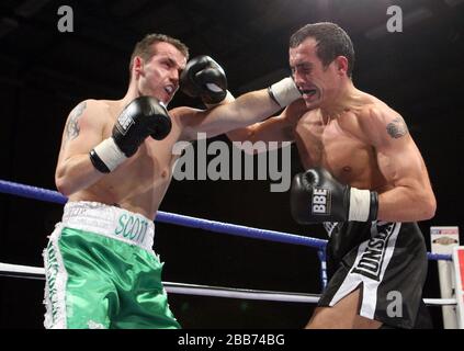 Scott Jordan (Belfast, short vert/blanc) bat Kevin McCauley (Stourbridge, short noir) lors d'un concours de boxe Light-MiddlewEight à Goresbrook Lei Banque D'Images