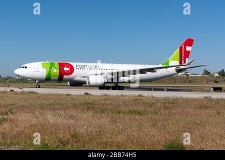 Lisbonne, Portugal. 12 mai 2013. UN ROBINET Air Portugal Airbus 330-200 quitte la piste à l'aéroport de Lisbonne Humberto Delgado. Crédit: Fabrizio Gandolfo/SOPA Images/ZUMA Wire/Alay Live News Banque D'Images