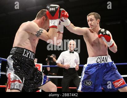 Colin Lynes (Hornchurch, short noir) est battu par Paul McCloskey (Dungié, short bleu) dans un concours de boxe pour le Ti léger-Welterweight britannique Banque D'Images