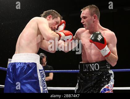 Colin Lynes (Hornchurch, short noir) est battu par Paul McCloskey (Dungié, short bleu) dans un concours de boxe pour le Ti léger-Welterweight britannique Banque D'Images