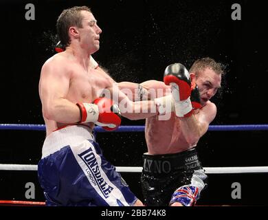 Colin Lynes (Hornchurch, short noir) est battu par Paul McCloskey (Dungié, short bleu) dans un concours de boxe pour le Ti léger-Welterweight britannique Banque D'Images