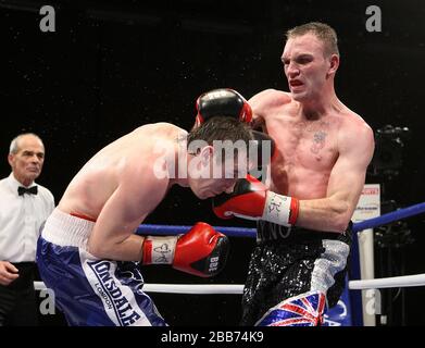 Colin Lynes (Hornchurch, short noir) est battu par Paul McCloskey (Dungié, short bleu) dans un concours de boxe pour le Ti léger-Welterweight britannique Banque D'Images